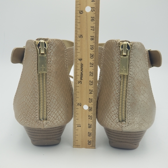 NWOT Kenneth Cole Reaction Great Gal T-Strap Wedge Sandals, Soft Gold, Size 8.5 - Picture 9 of 16